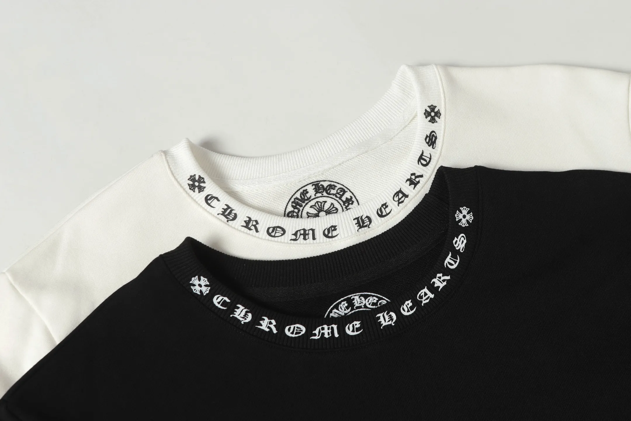 P210 Round neck sweatshirt. Remember to remark sweatshirt when ordering #Y2903 Cross-border running quantity model. Please do not place an order if you pursue perfection. -Chrome Hearts/Chrome Hearts 23ss Sanskrit printed popular round neck sweatshirt -High weight, high density and high quality. The wool is soft, delicate and skin-friendly. Soft and silky to the touch. Excellent warmth and skin-friendliness. -Colour: black white -Size: S M L XL